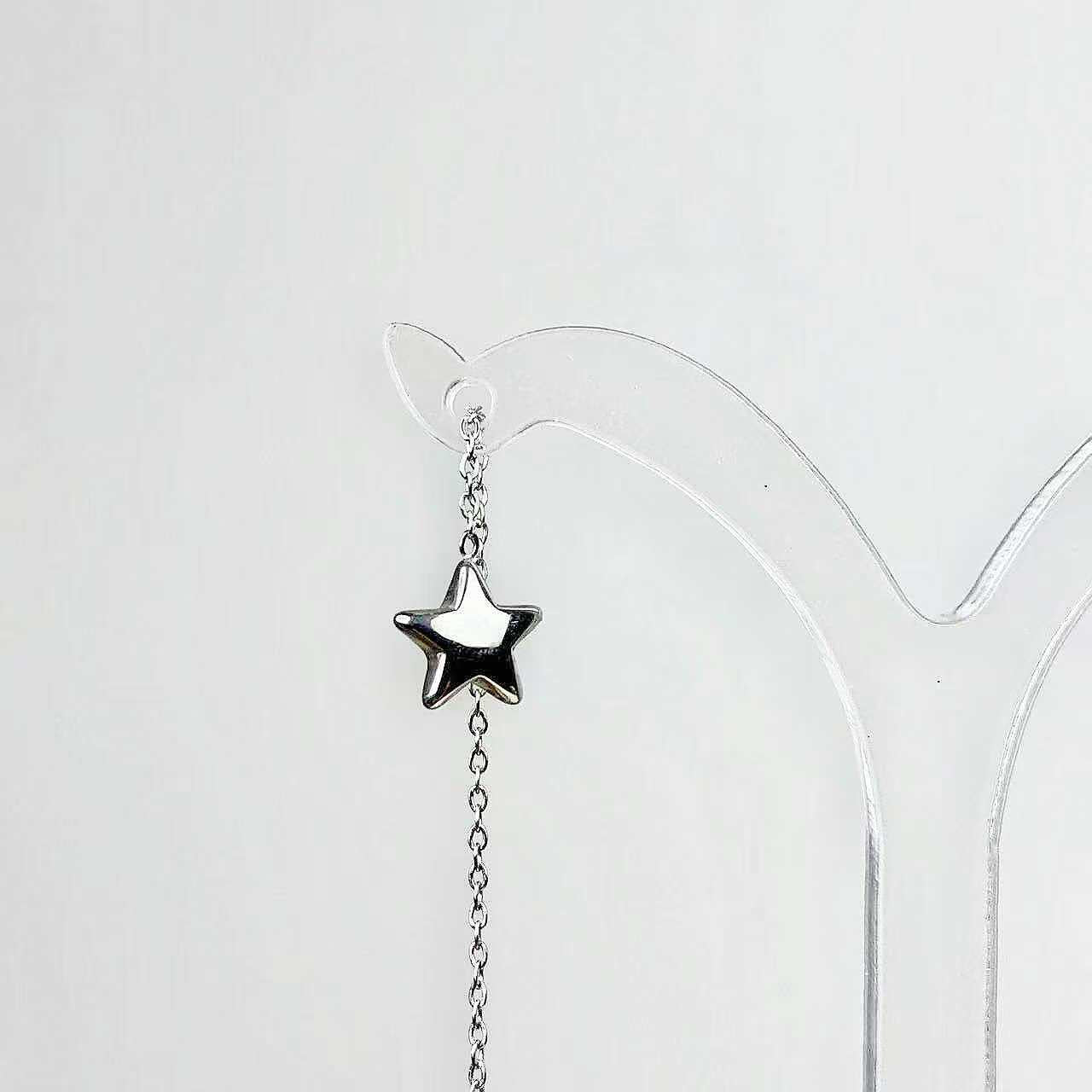 Orecchino “Stella Errante” – Pendente Essenziale dal Fascino Sospeso