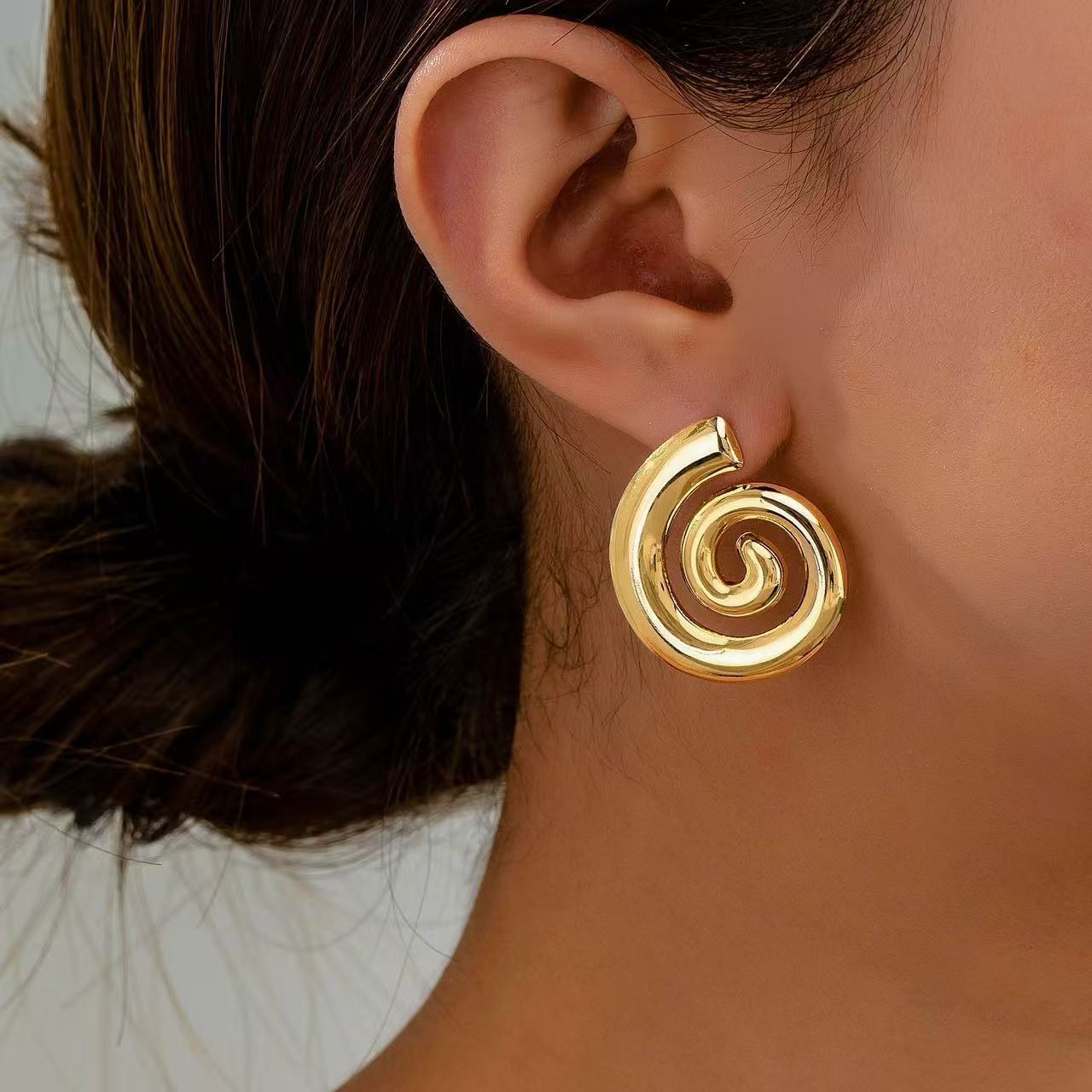 Orecchini Spirale Scultorea — Eleganza Artistica e Forme Fluide