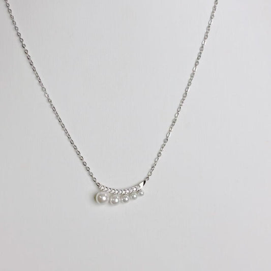 Collana “Arco di Perle” – Eleganza Minimal con un Tocco Luminoso