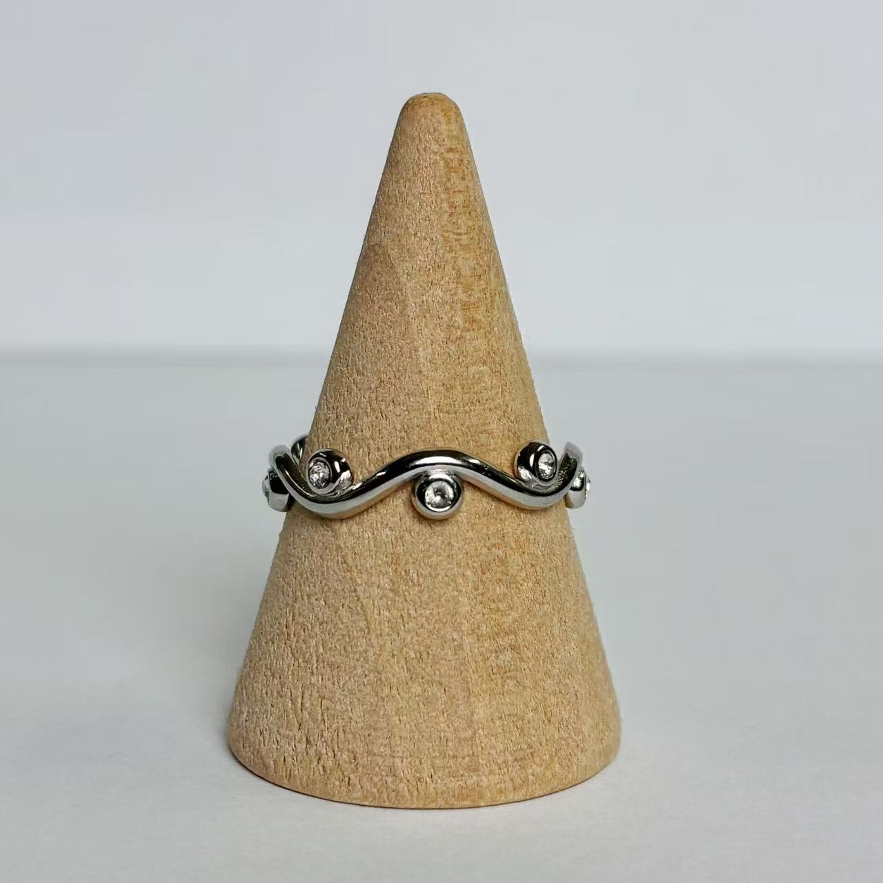 Anello “Onde Preziose” – Movimento Leggero e Brillantezza Discreta