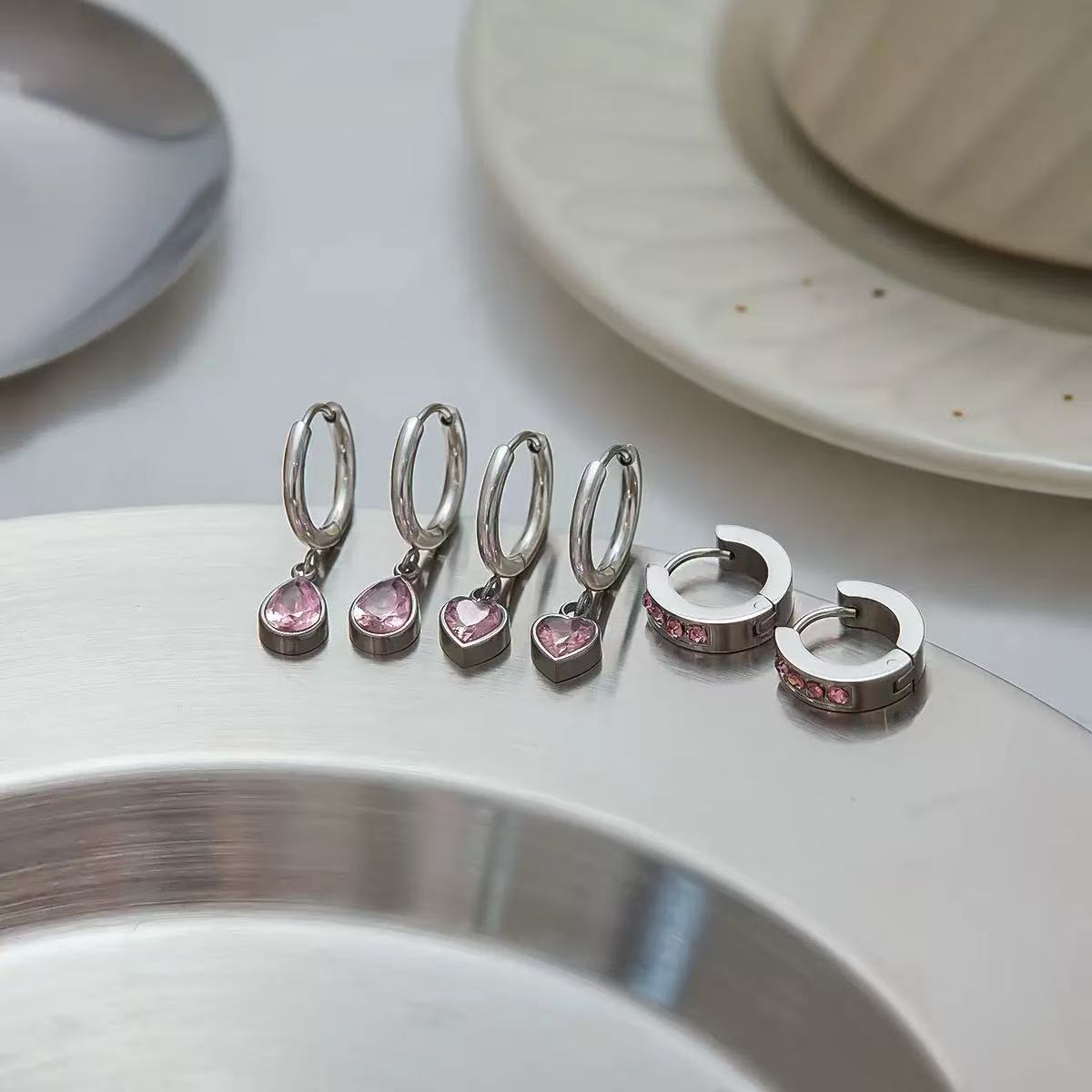 Orecchini Minimal con Dettagli Rosa — Delicatezza Moderna e Charme Romantico