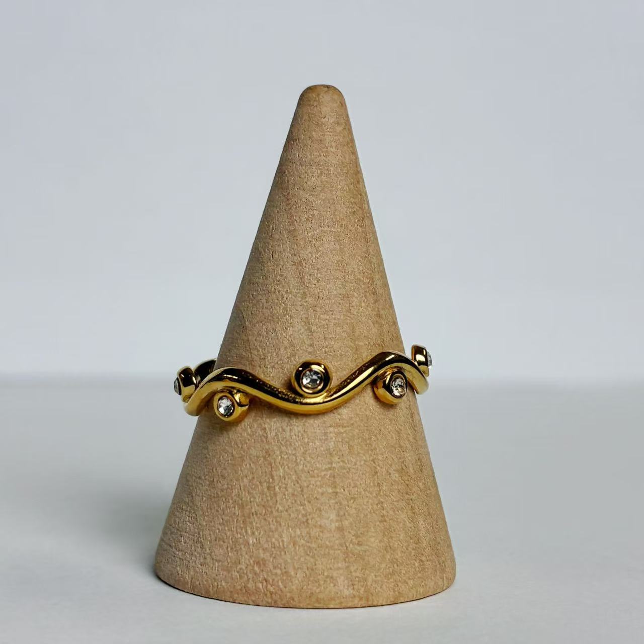 Anello “Onde Preziose” – Movimento Leggero e Brillantezza Discreta