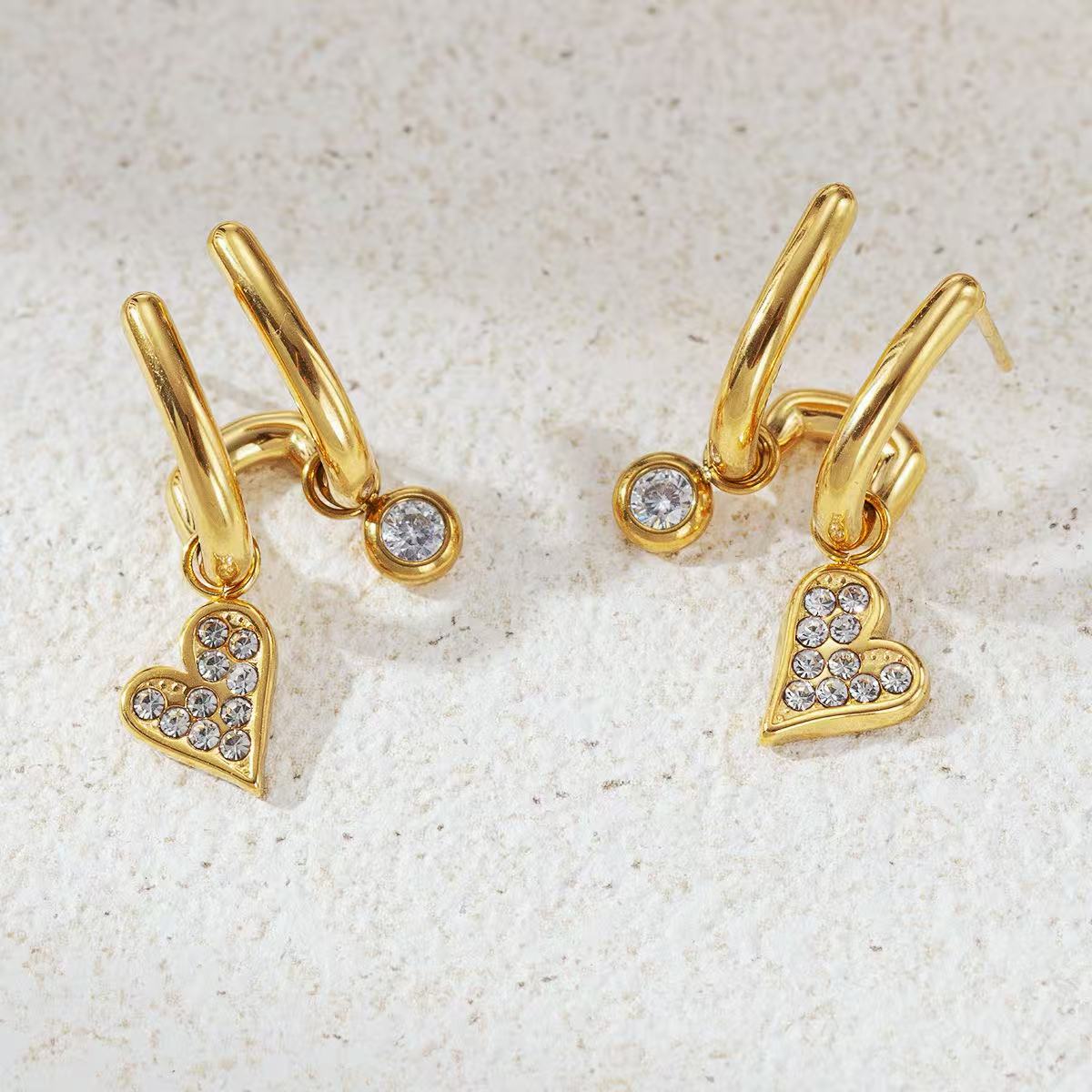 Orecchini “Crystal Heart” – Cerchi Dorati con Cuore Zirconato