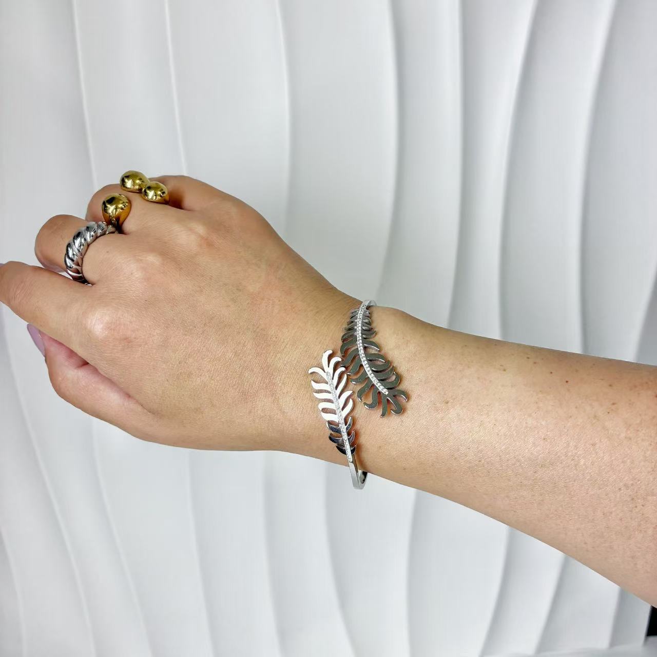 (B146)Bracciale rigido donna con molla foglie in acciaio inox