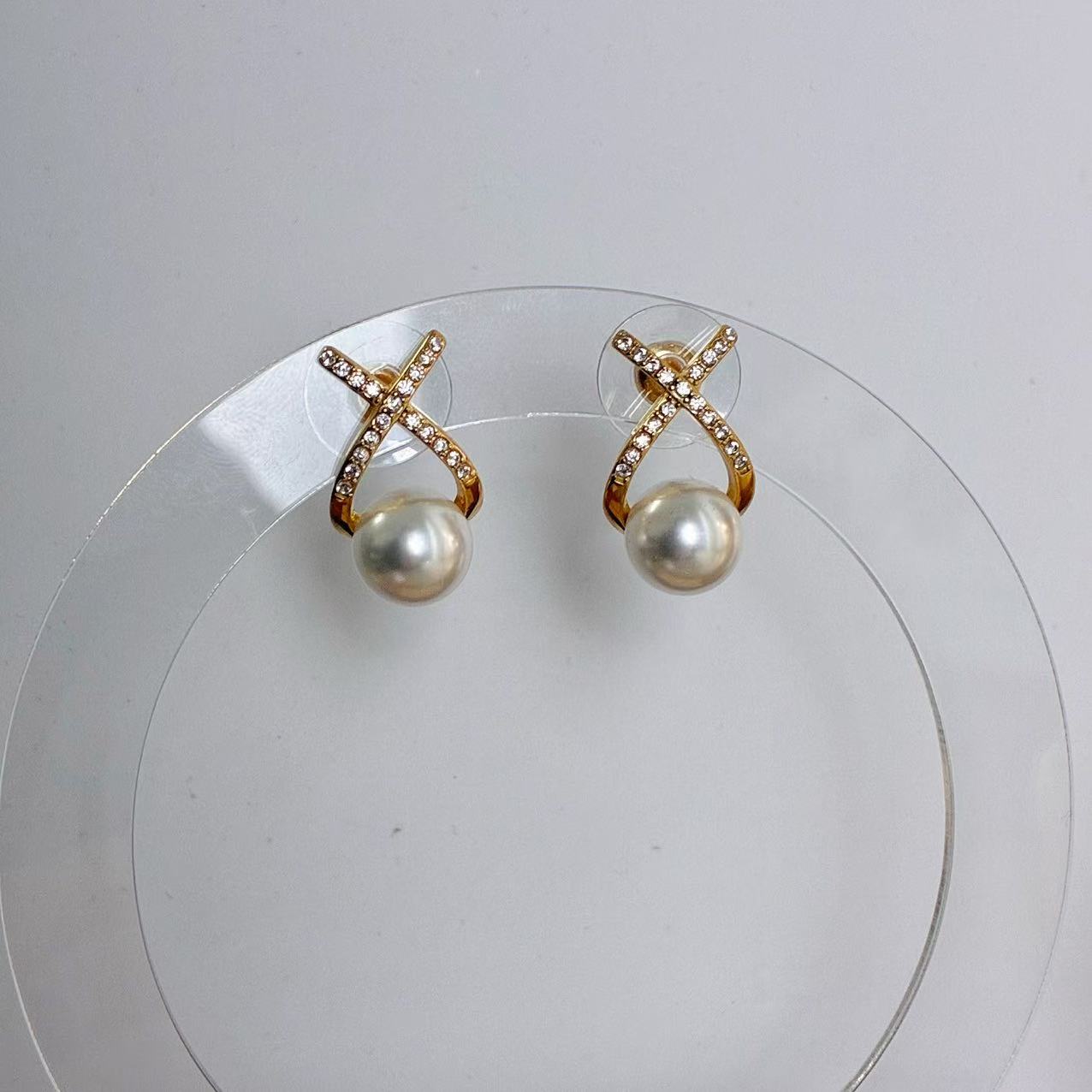 Orecchini “Eleganza Incrociata” – Perle e Brillanti in Armonia