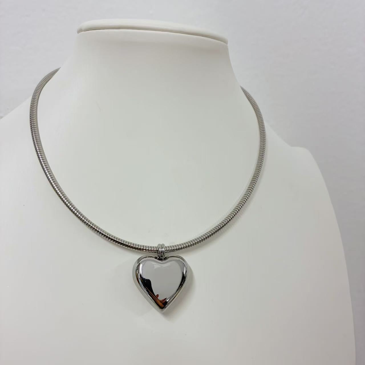 Collana “Cuore Specchiato” – Minimalismo Moderno ed Eleganza Lucida