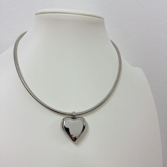 Collana “Cuore Specchiato” – Minimalismo Moderno ed Eleganza Lucida