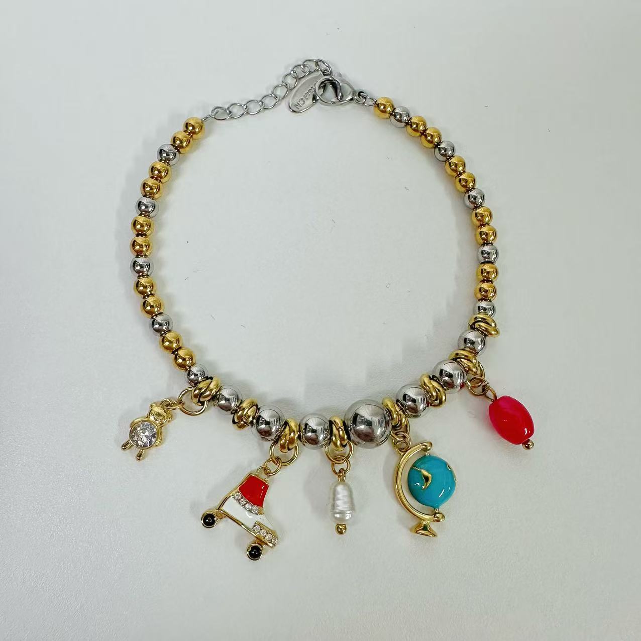 (B122)Bracciale bicolore in acciaio inox con tanti ciondoli