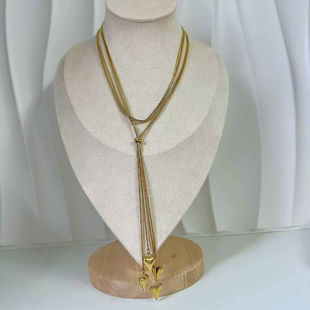 (C122)Collana lunga saliscendi con cuoricini a sonaglio in acciaio inox