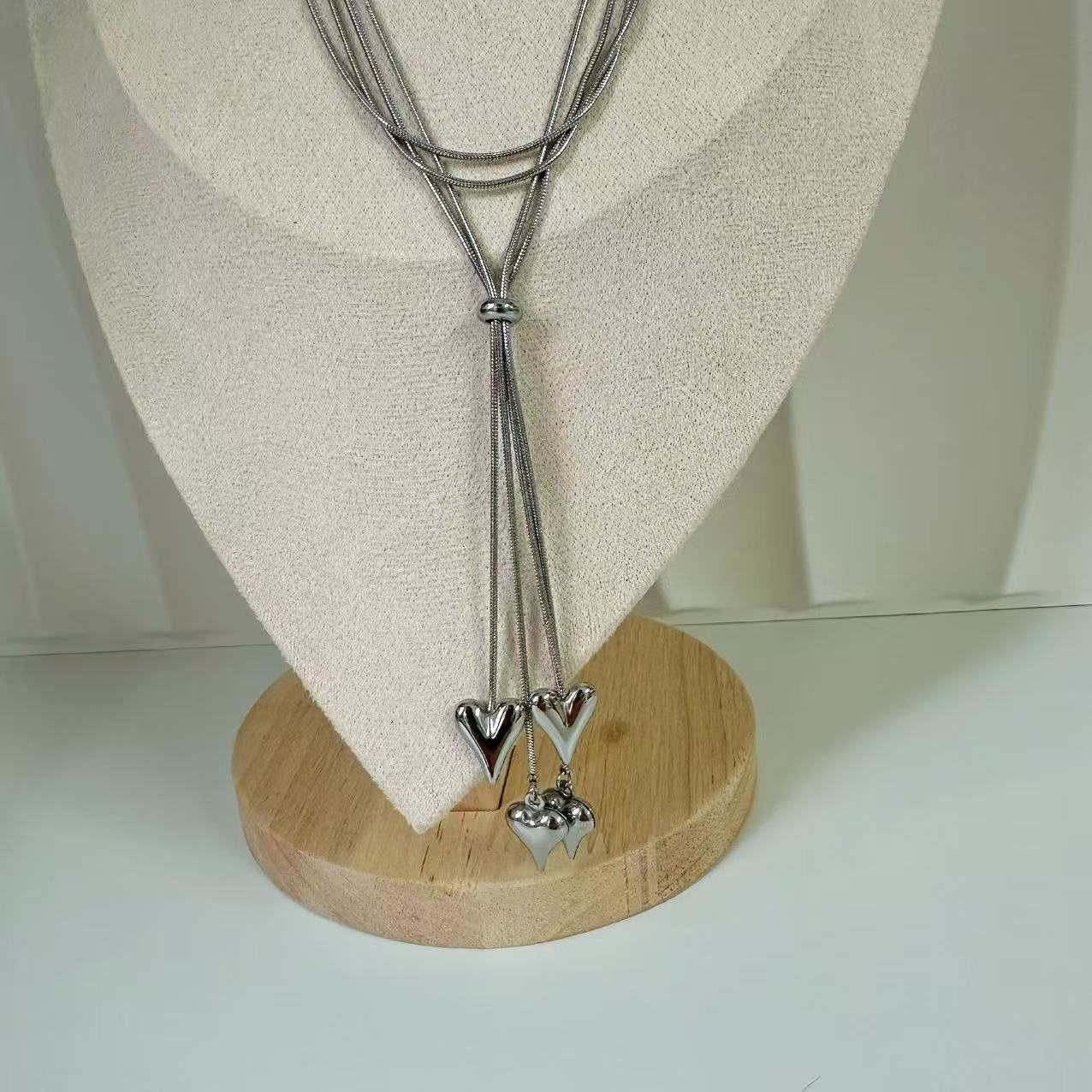 (C122)Collana lunga saliscendi con cuoricini a sonaglio in acciaio inox