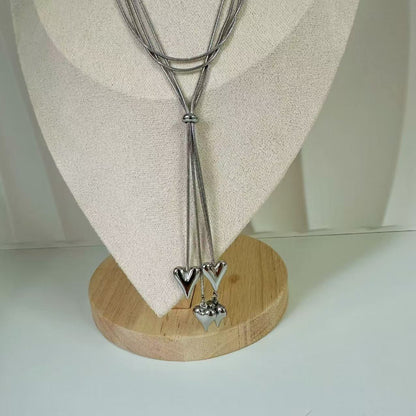 (C122)Collana lunga saliscendi con cuoricini a sonaglio in acciaio inox