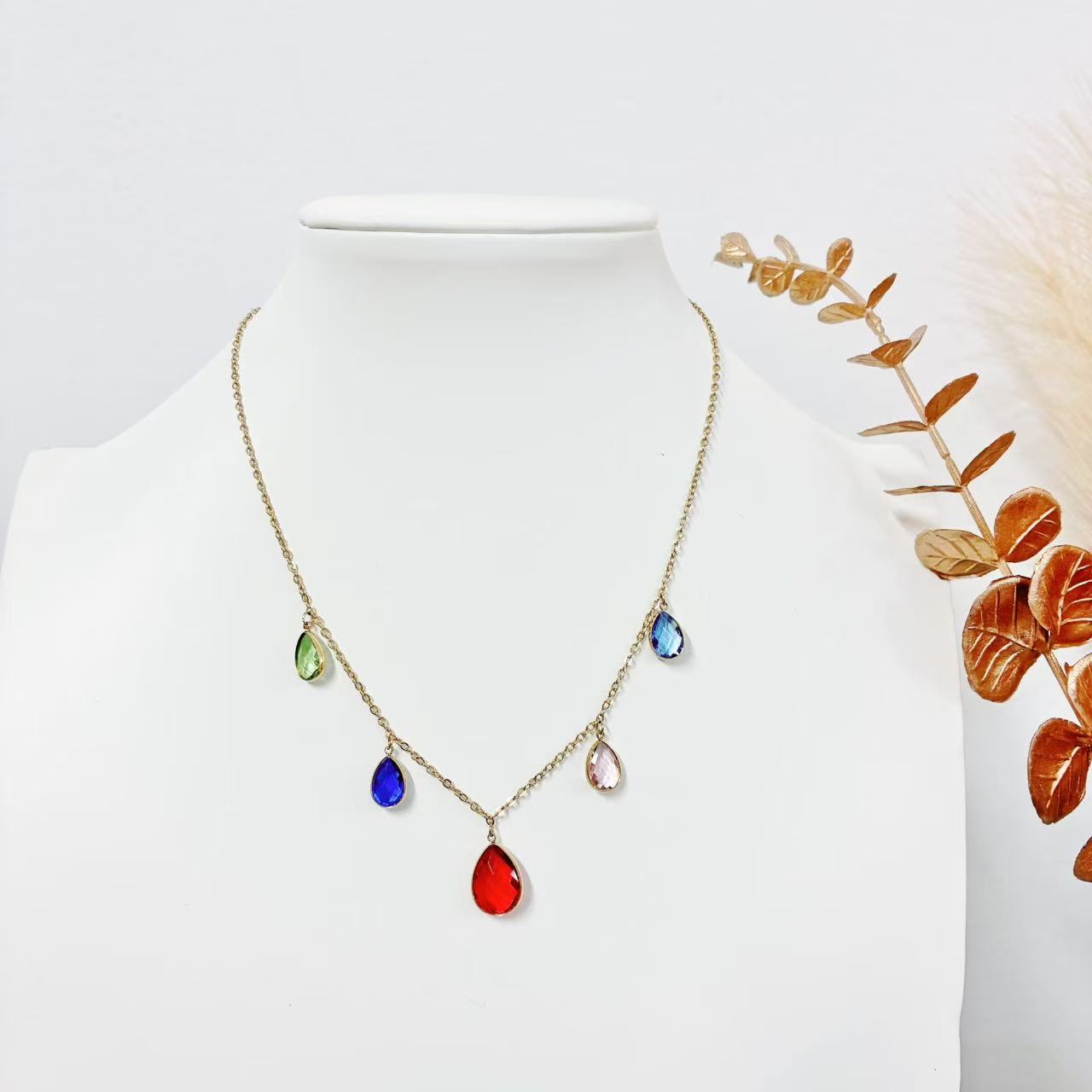 Collana “Gocce di Serenità” – Eleganza Leggera con Pendenti Sfaccettati