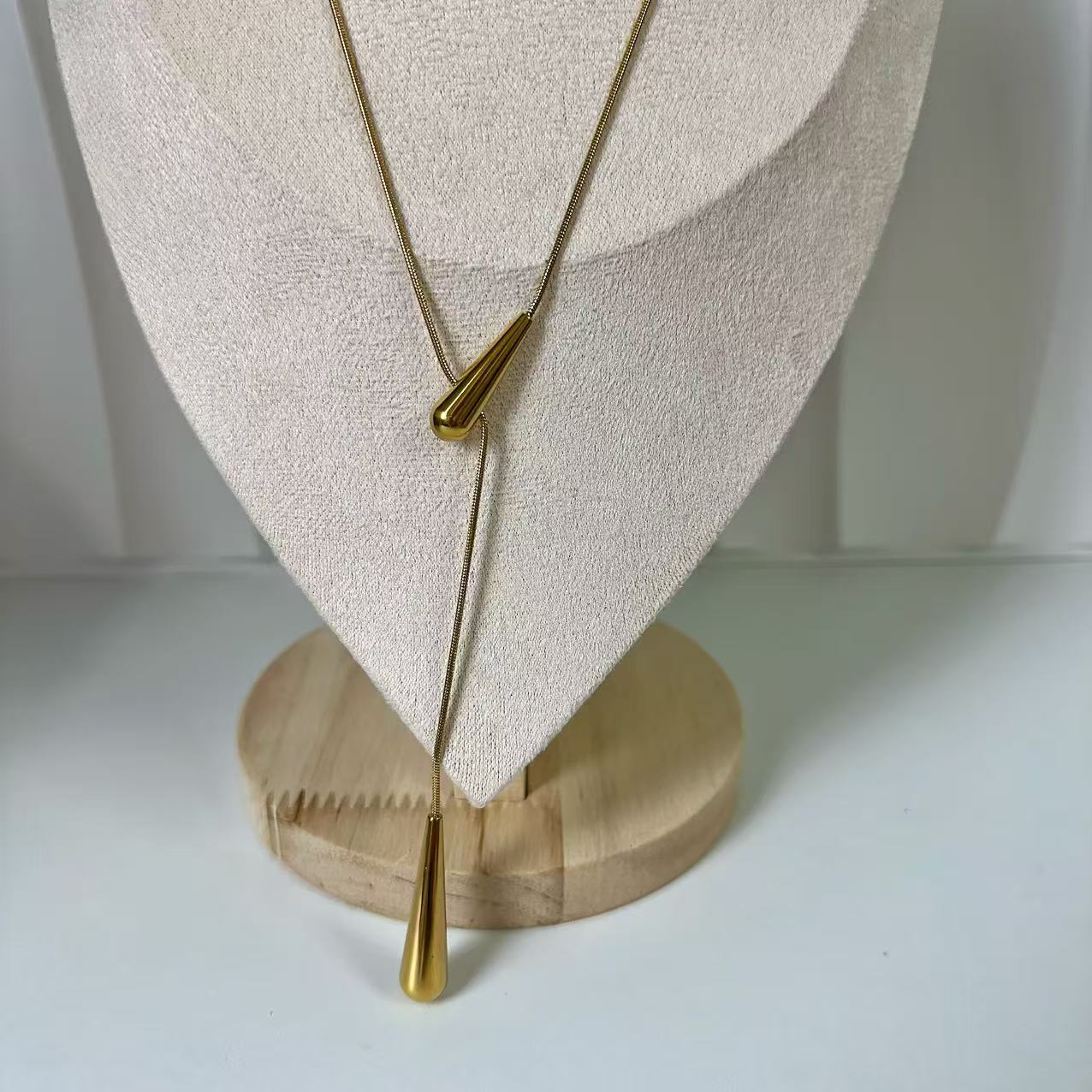 (C124)Collana saliscendi gocce allungate in acciaio inox