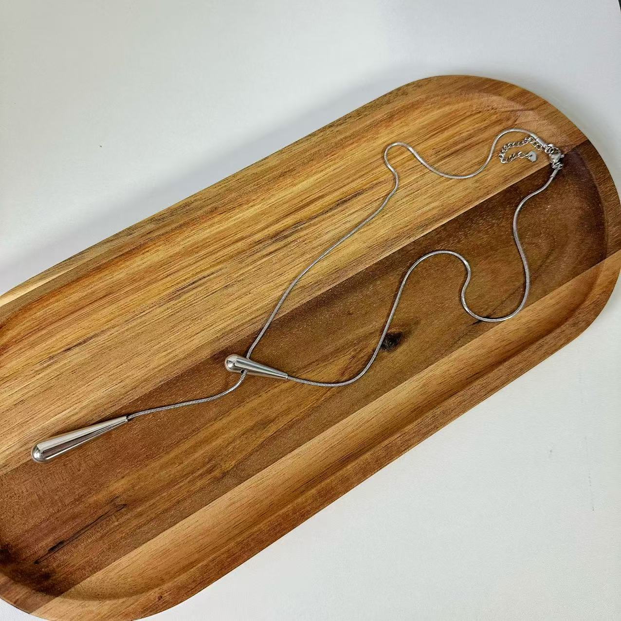 (C124)Collana saliscendi gocce allungate in acciaio inox