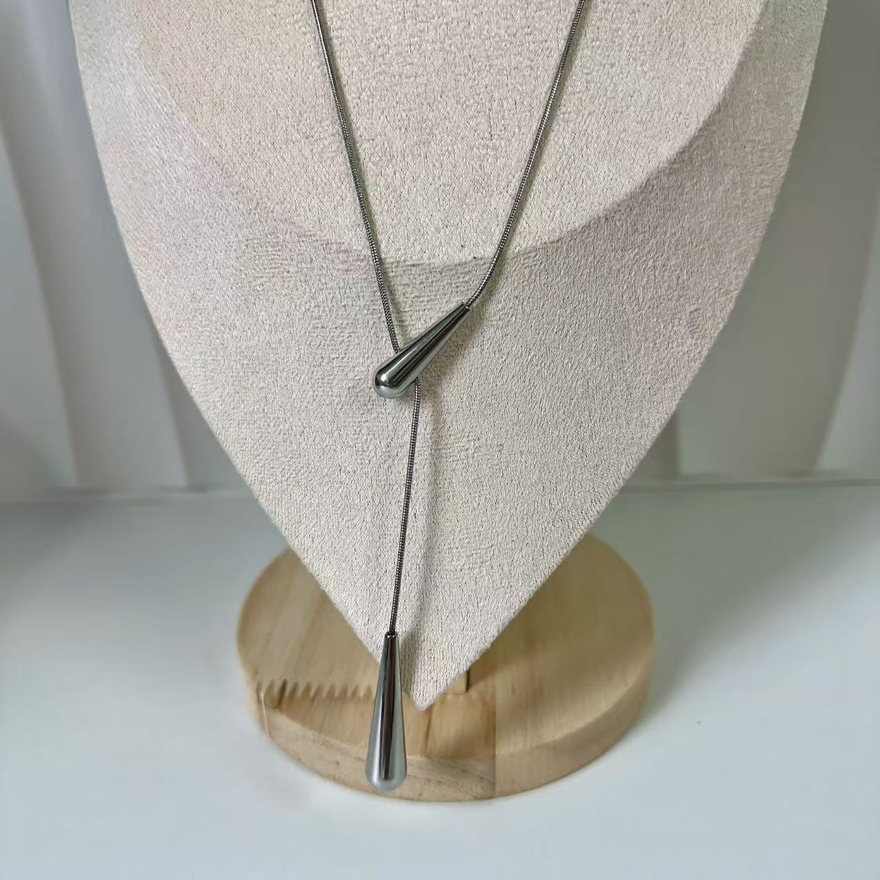 (C124)Collana saliscendi gocce allungate in acciaio inox