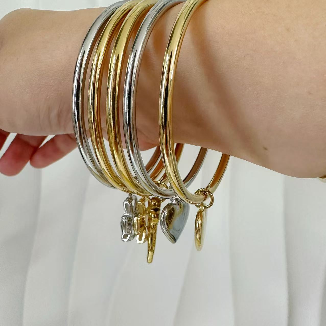 (B126)Bracciale rigido con ciondolo in acciaio inox