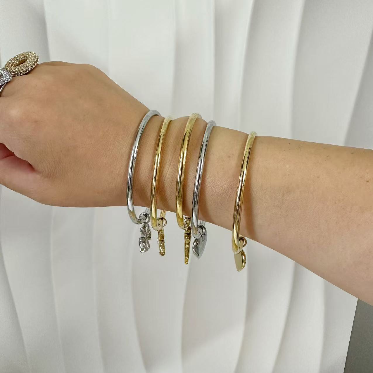 (B126)Bracciale rigido con ciondolo in acciaio inox