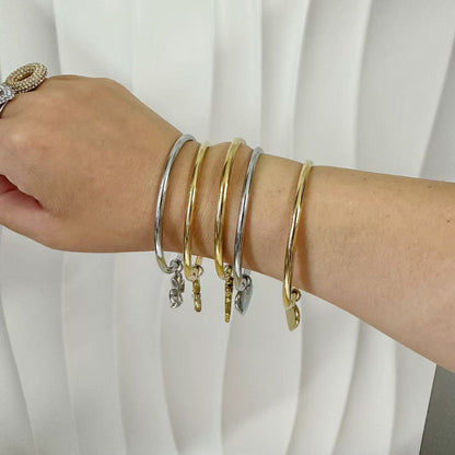 (B126)Bracciale rigido con ciondolo in acciaio inox