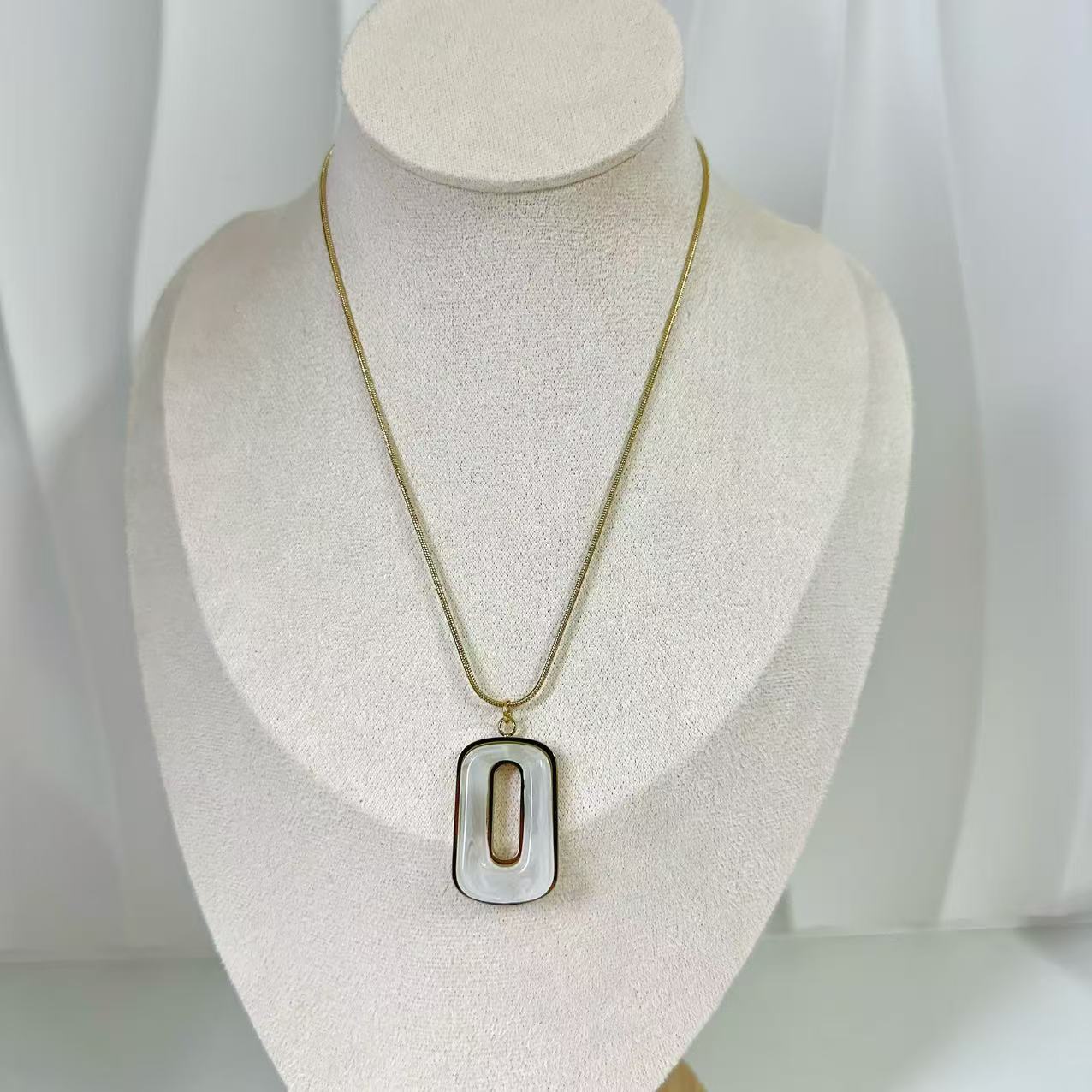 (C126)Collana resina ovale in acciaio inox