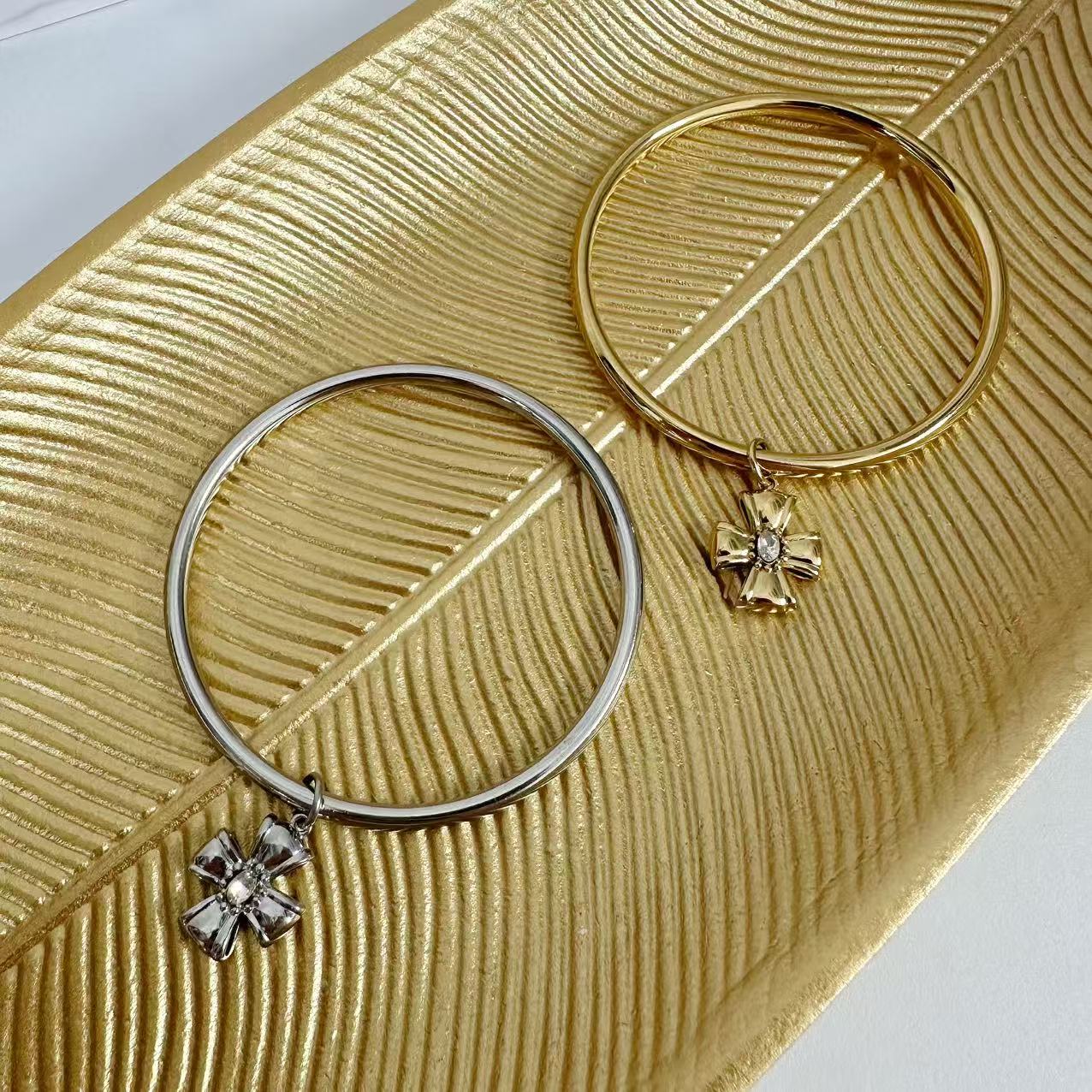 (B126)Bracciale rigido con ciondolo in acciaio inox