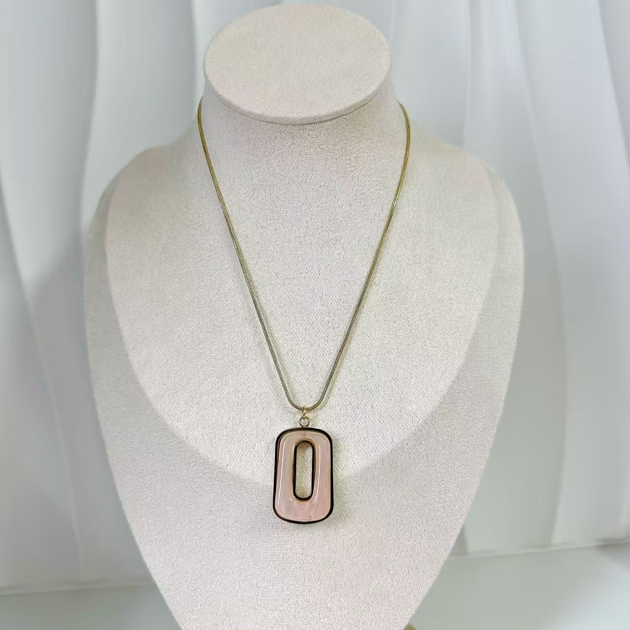 (C126)Collana resina ovale in acciaio inox