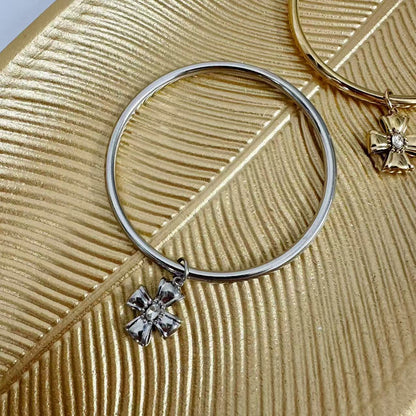 (B126)Bracciale rigido con ciondolo in acciaio inox