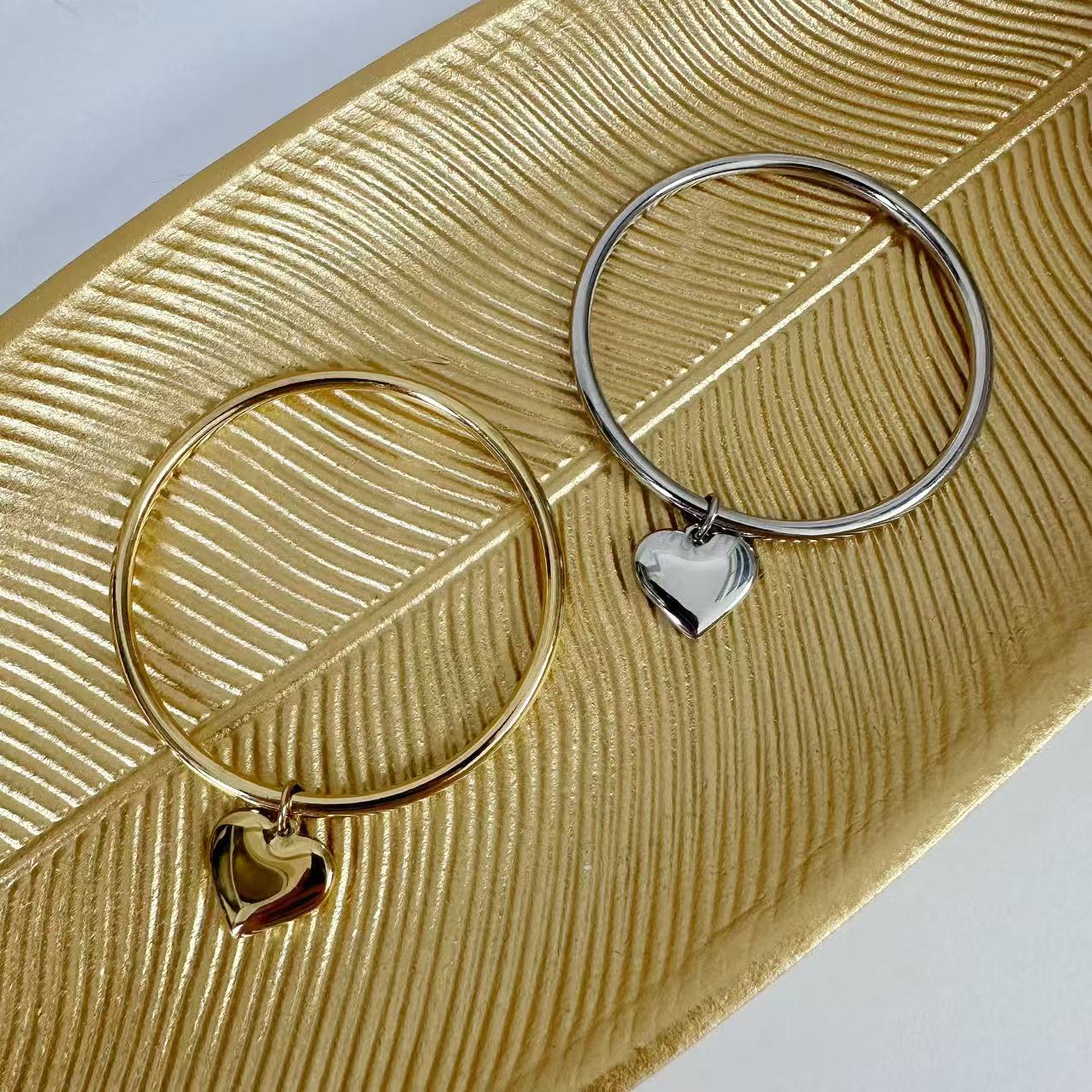 (B126)Bracciale rigido con ciondolo in acciaio inox