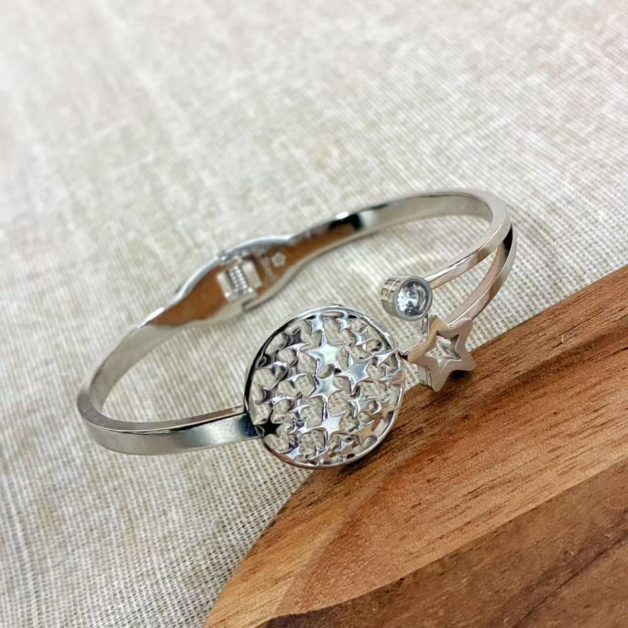 Bracciale rigido silver con or stelle con la chiusura a molla