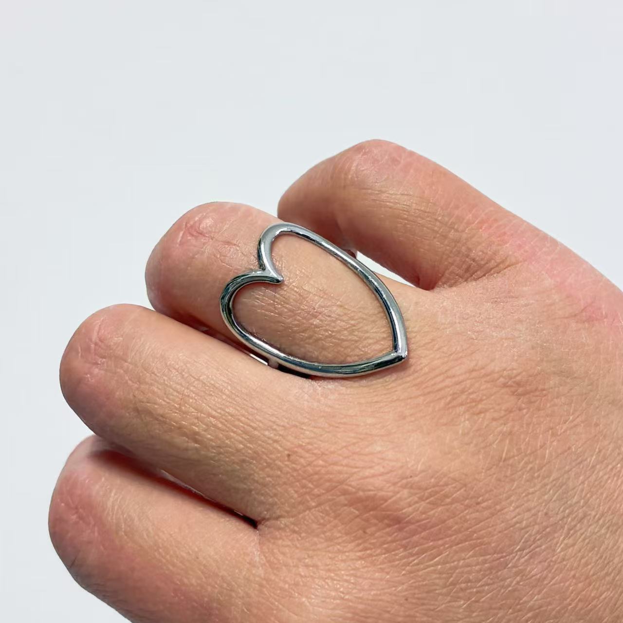 Anello Cuore Contorno Aperto – Stile Leggero e Moderno