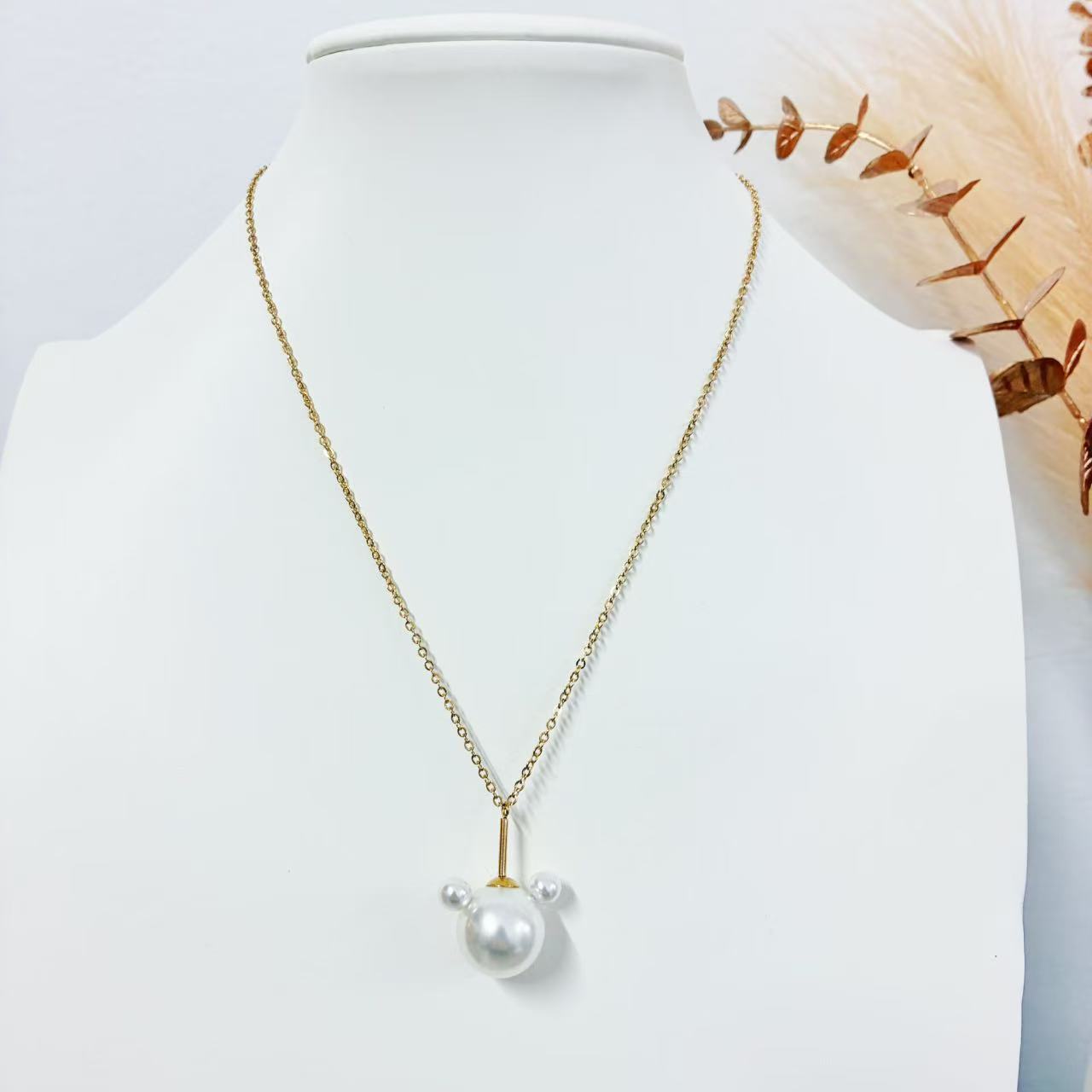 Collana “Perla Gioiosa” – Pendente Delicato dal Design Ludico