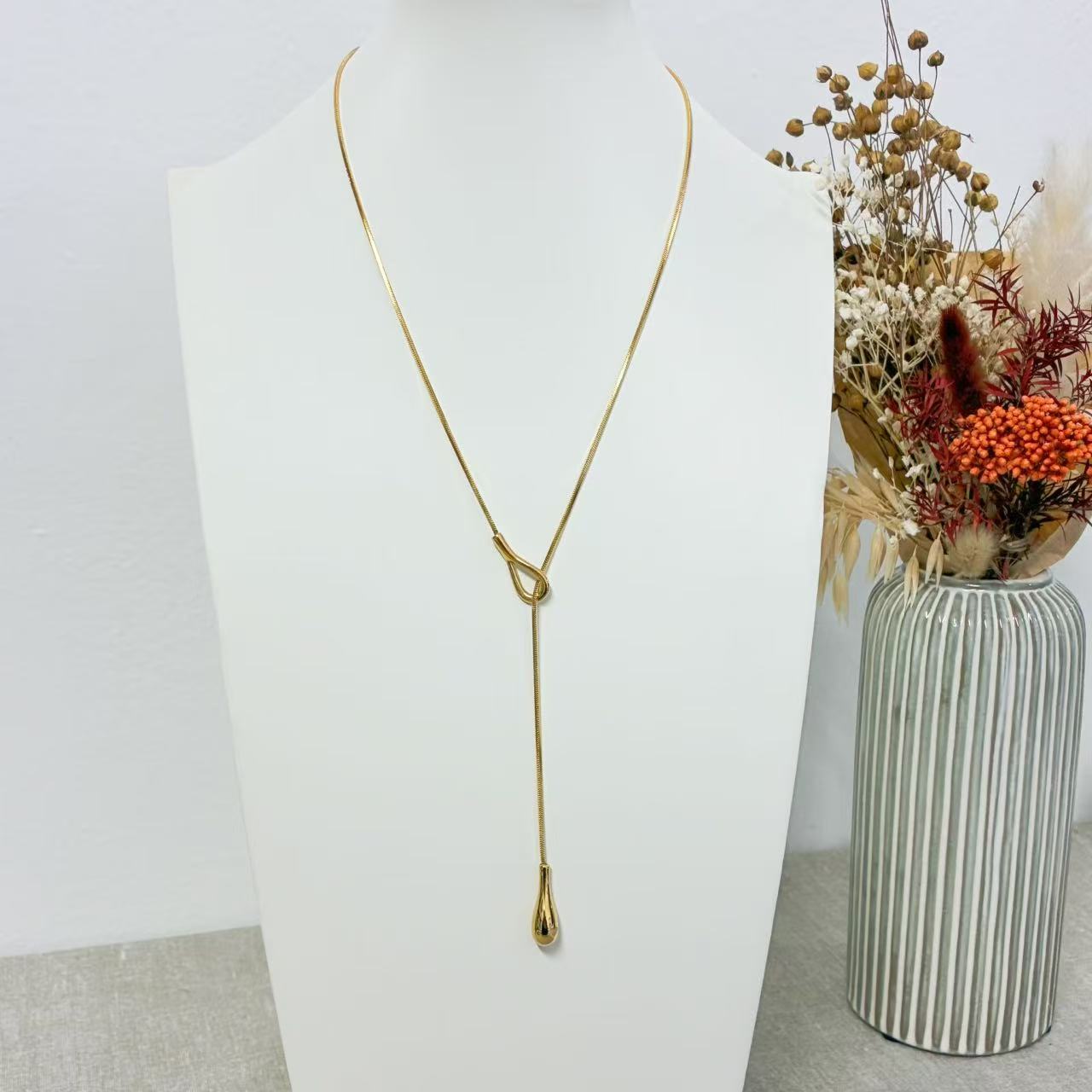 Collana Lunga saliscendi con Nodo & Pendente a Goccia – Eleganza Minimal Chic