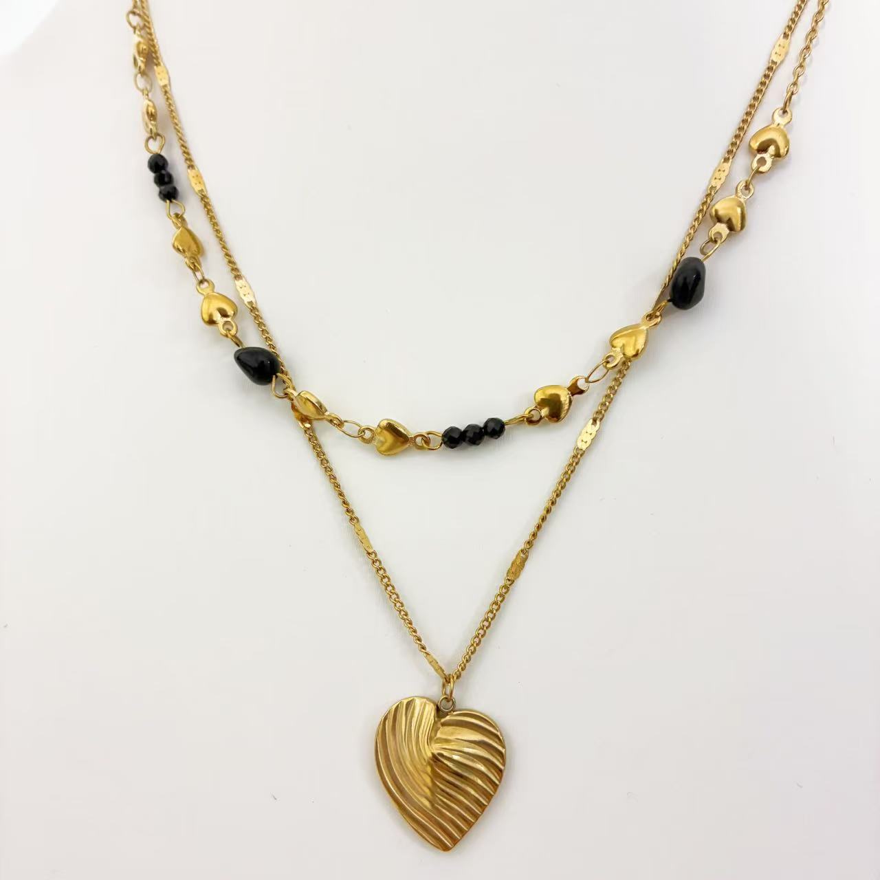 Collana Doppiostrato con Cuori & Dettagli Neri – Eleganza Dorata Moderna