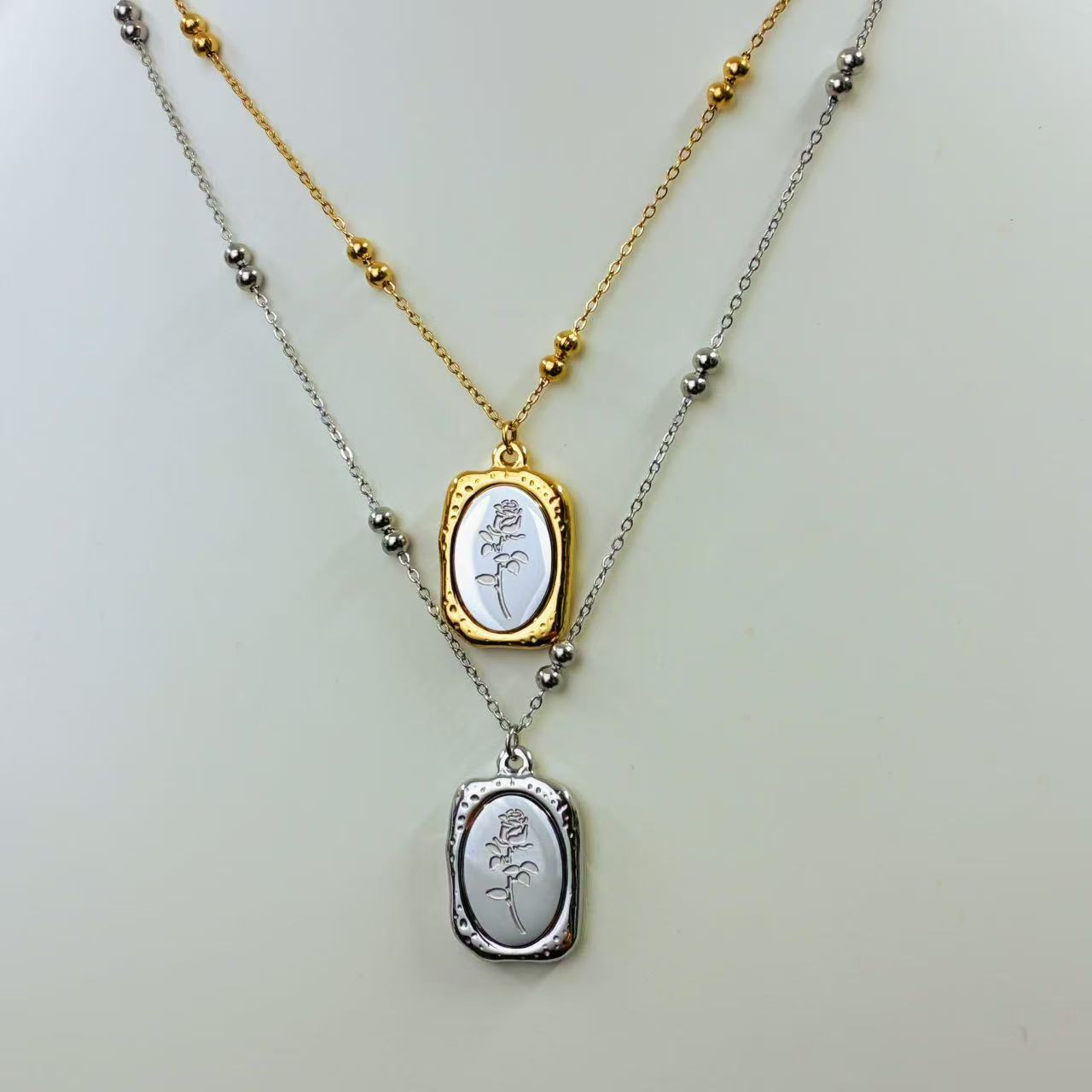 Collana “Rosa Incisa” – Eleganza Romantica in Stile Classico Contemporaneo