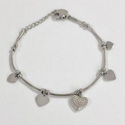 Bracciale “Cuori Danzanti” – Eleganza Romantica con Charms Luminosi