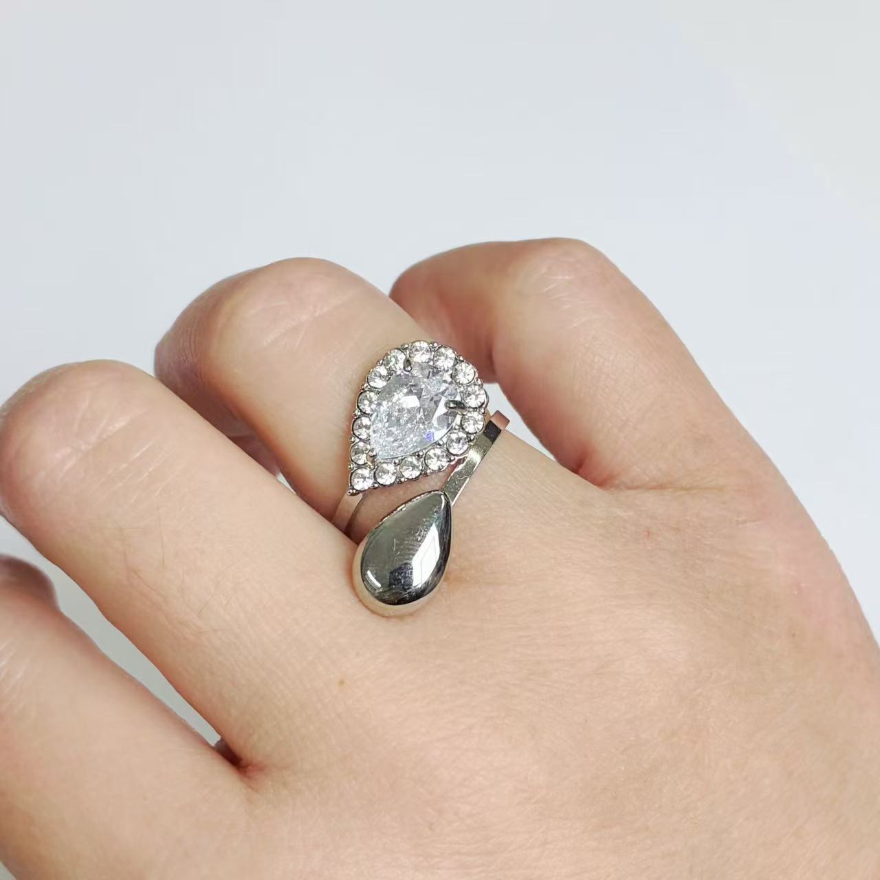 Anello Aperto con Goccia Cristallo – Acciaio Inossidabile