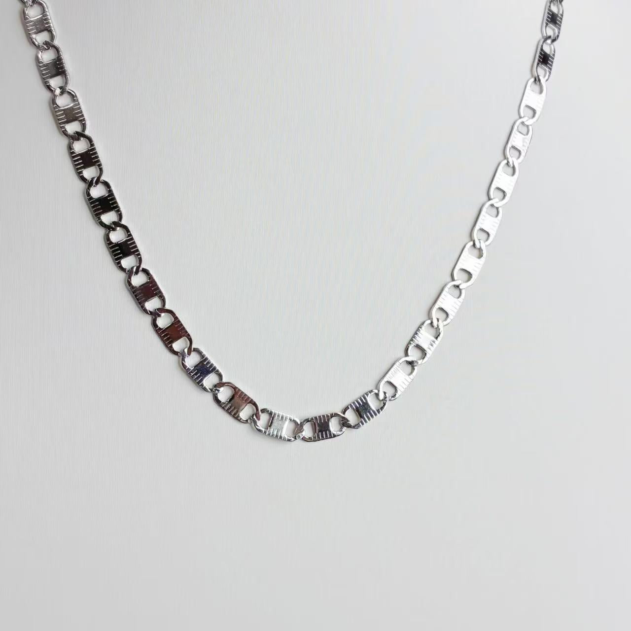 Collana “Maglia Brillante” – Minimalismo Moderno con Dettagli Geometrici