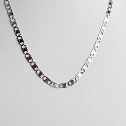 Collana “Maglia Brillante” – Minimalismo Moderno con Dettagli Geometrici