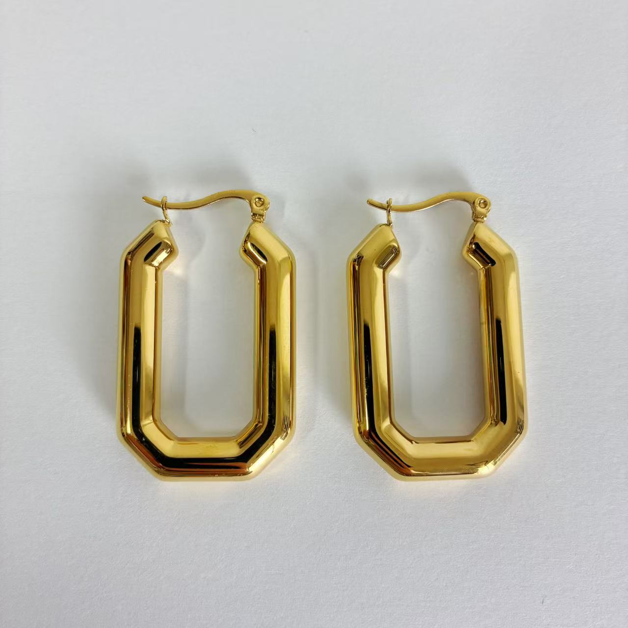 Orecchini “Forma di Luce” – Geometria Dorata in Acciaio Inossidabile