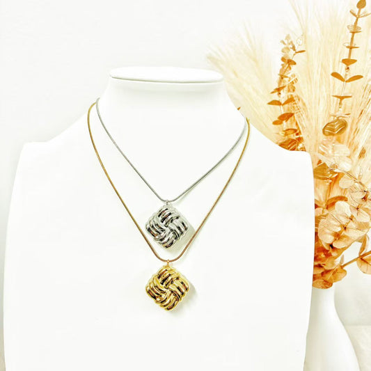 Collana “Nodo Intrecciato” – Pendente Scultoreo dal Carattere Contemporaneo