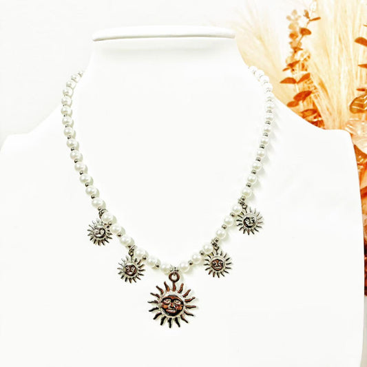 Collana “Perle Solari” – Charms Luminosi su una Base Classica