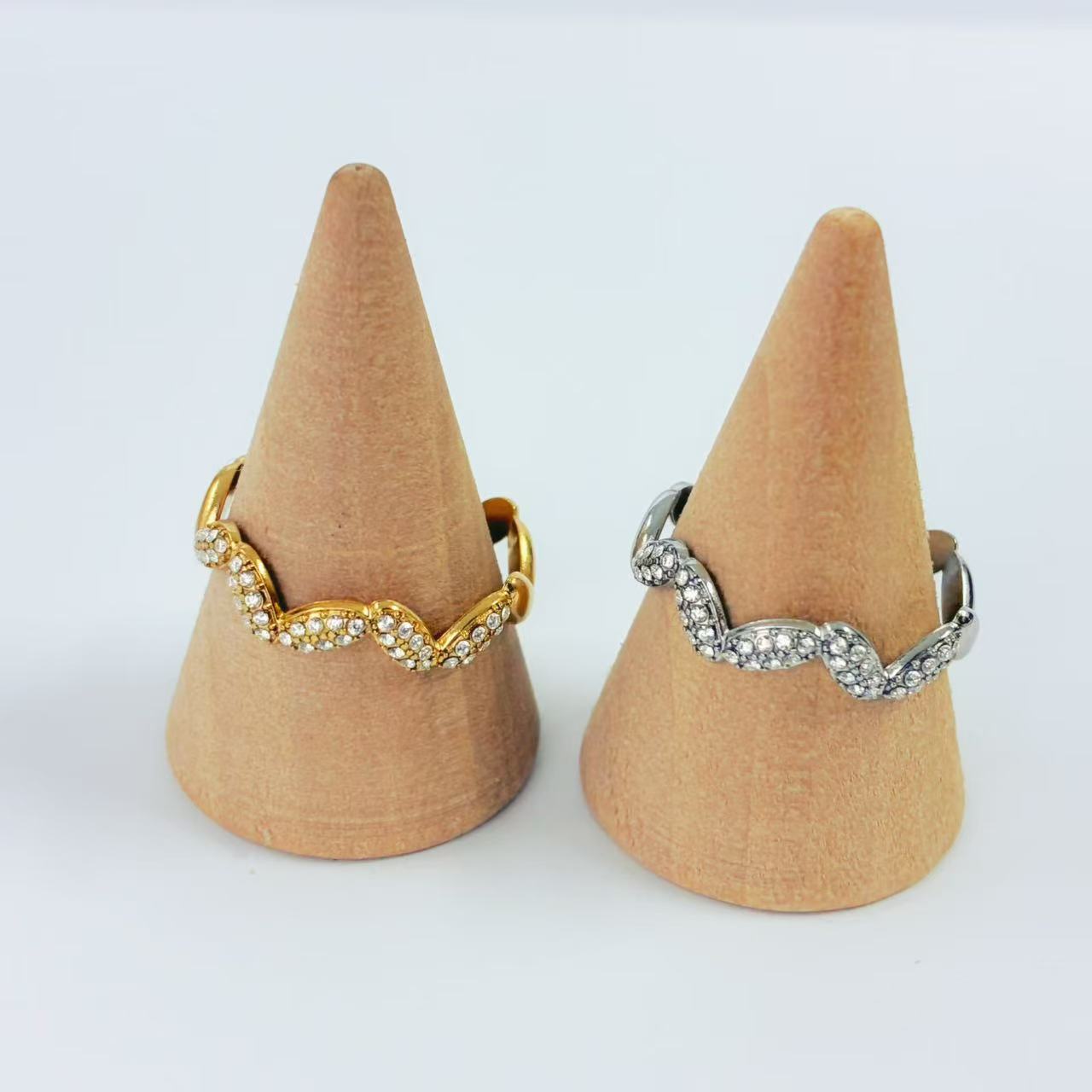 Anello “Onde di Luce” – Eleganza Moderna con Linea Fluida Pavé