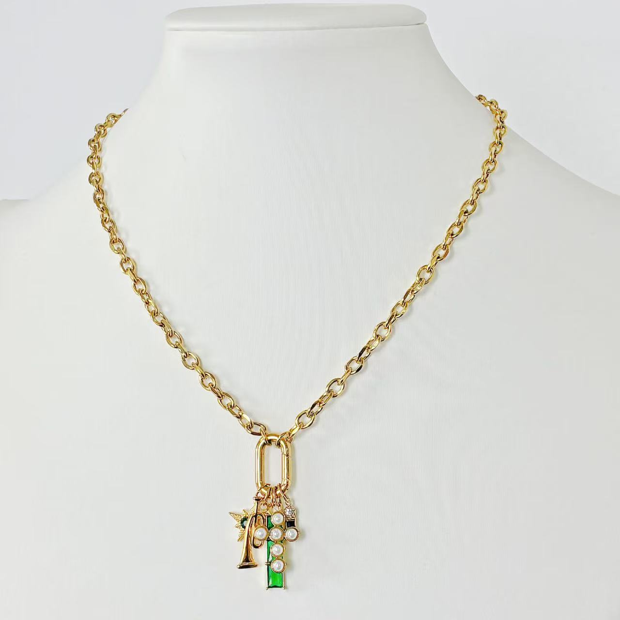 Collana “Green Harmony Charms” – Stelle, Perle e Cristalli Smeraldo