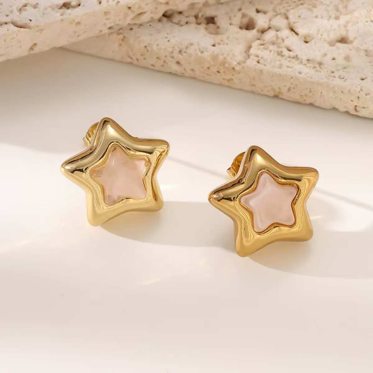 (O224) Orecchini a stella d'oro con centro smaltato