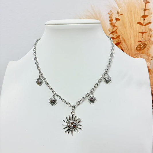 Collana “Danza Solare” – Charms Luminosi su Catena Moderna