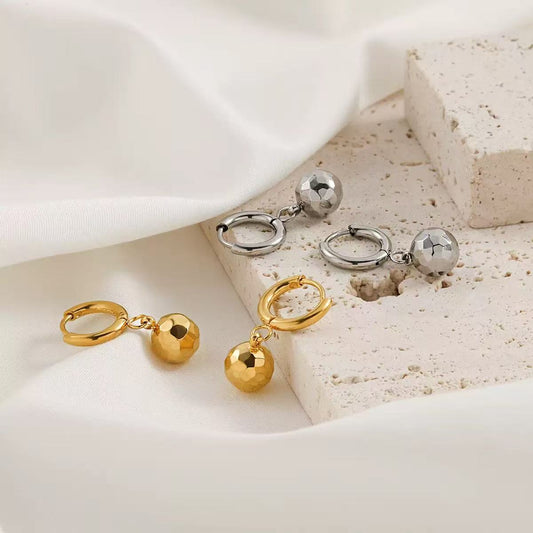 Orecchini “Luna Dorata” – Cerchi con Sfera Martellata