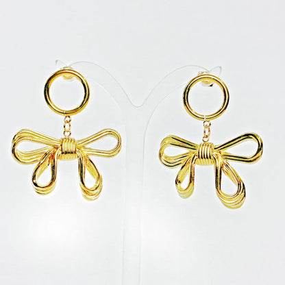 🎀 Orecchini “Fiocco Dorato” – Dolcezza e Carattere in un Solo Gioiello