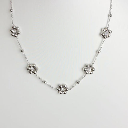 Collana “Fiori di Luna” – Un Ricamo di Luce e Delicatezza