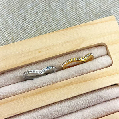 Anello Minimal con Profilo a V e File di Cristalli