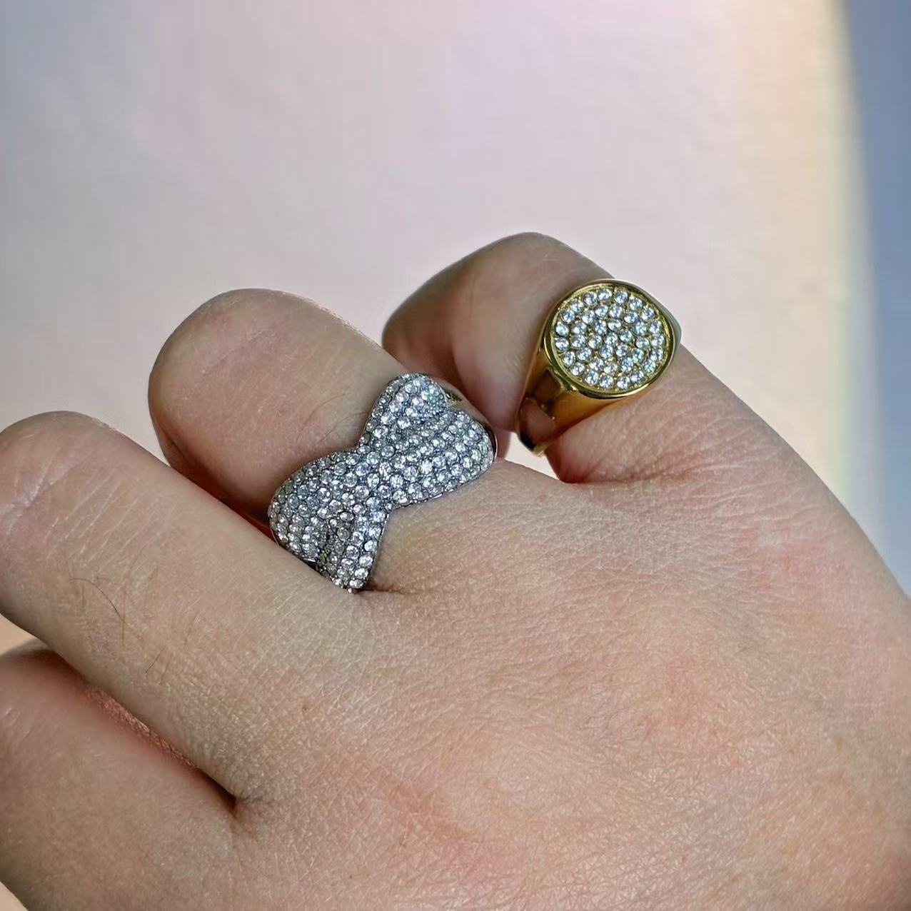 Anello “Intreccio di Luce” – L’eleganza che unisce