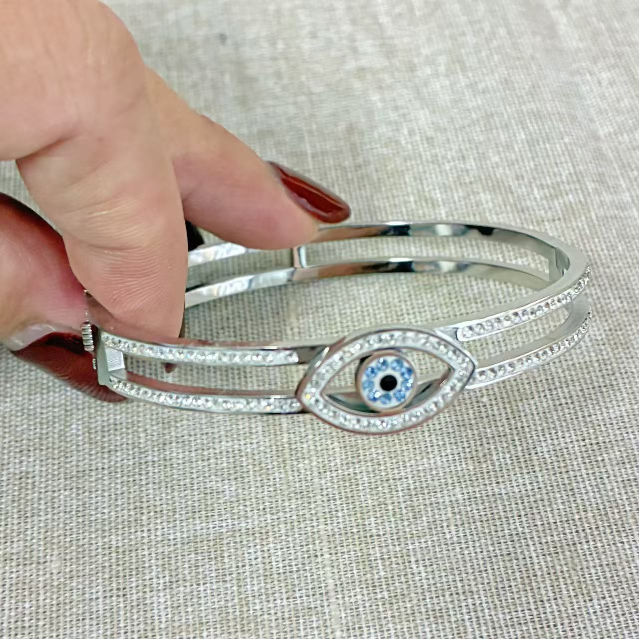 Bracciale rigido occhio blu con la chiusura a molla